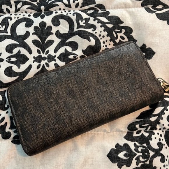 Michael Kors brown pebbled leather zip around wallet - Picture 3 of 4